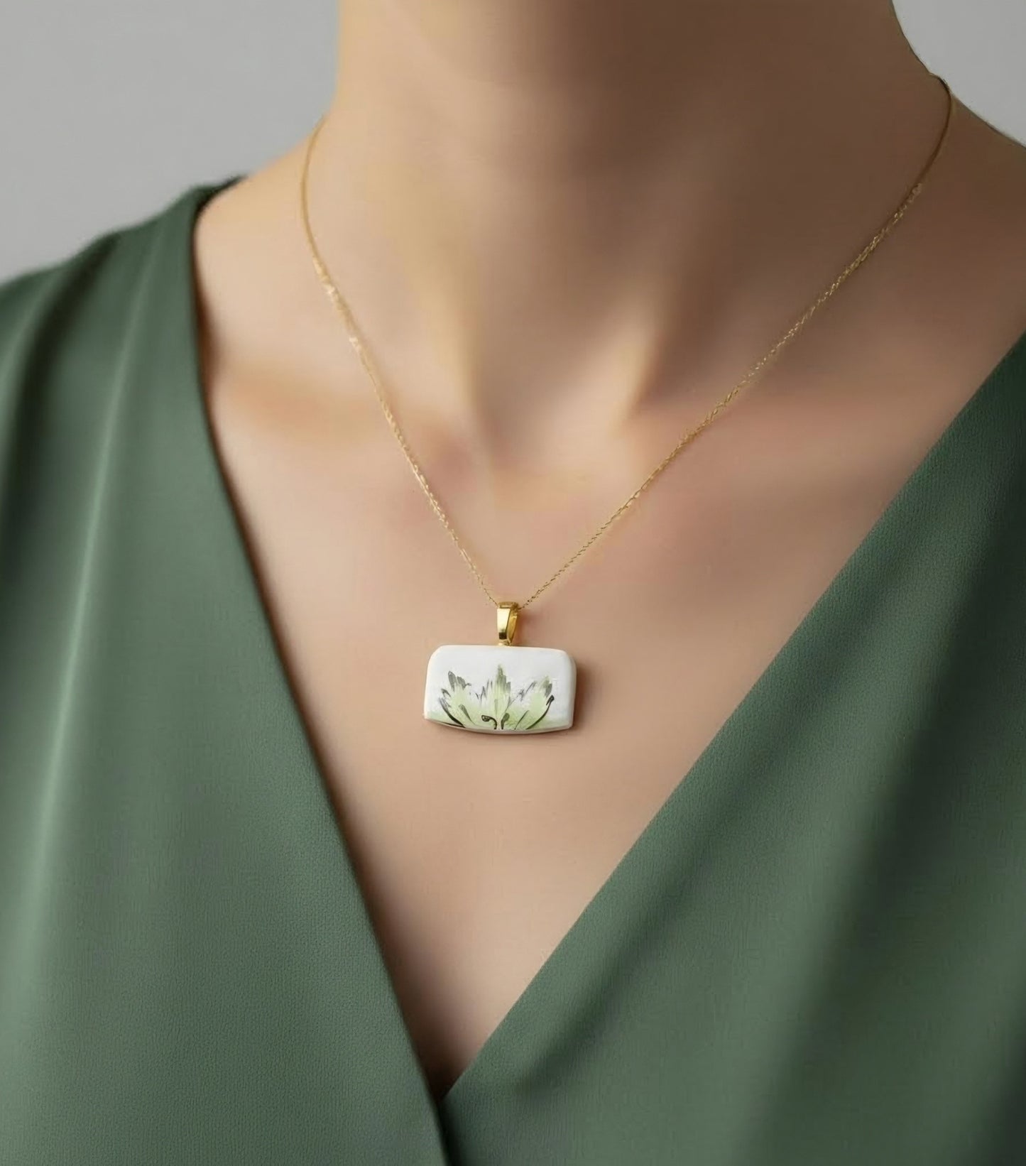 Gold-green Leaf pattern pendant