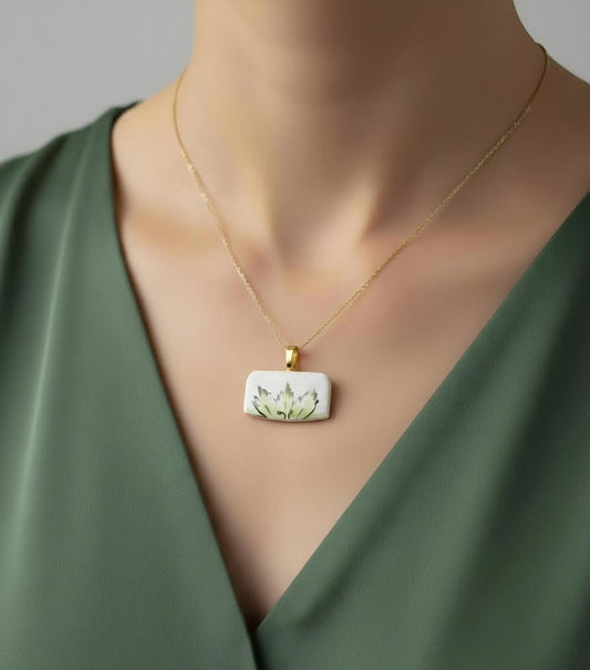 Gold-green Leaf pattern pendant