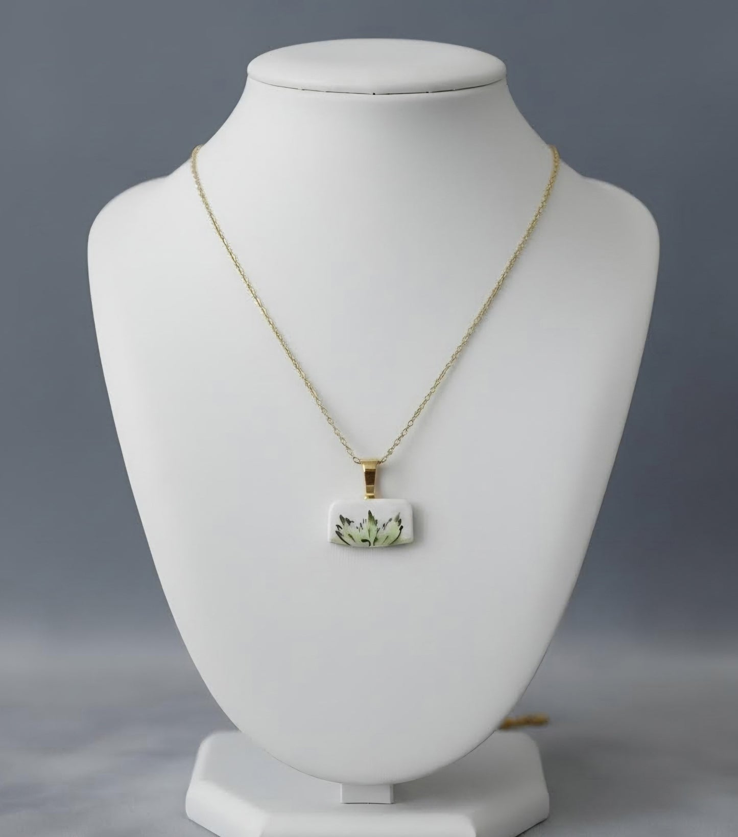 Gold-green Leaf pattern pendant
